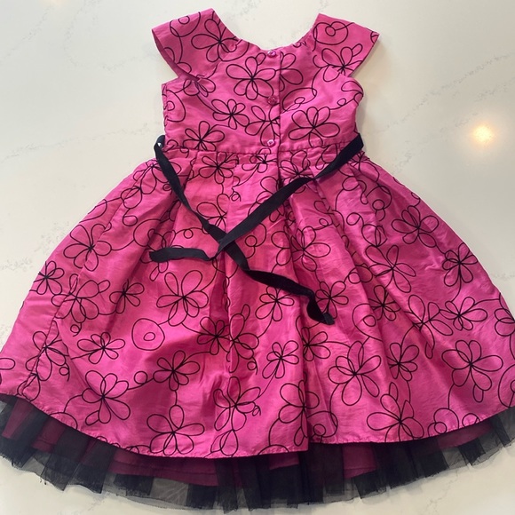 Beautiful, Pink kids party dress with accents in black girls size 6 - Picture 6 of 10